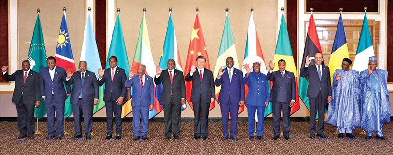 Chinese President Xi Jinping (C) poses for a group photo with participants attending the China-AfricaLeaders’ Dialogue in Johannesburg, South Africa, 24 August 2023